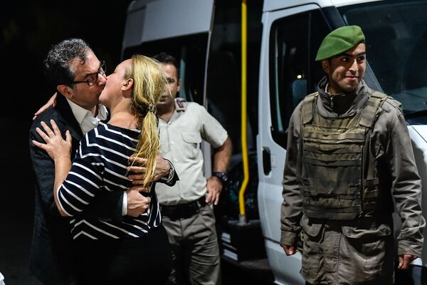 الصحفي التركي قدري غورزيل (في صحيفة  جمهورية المعارضة) يقبّل زوجته بعد إصدار محكمة اسطنبول باطلاق سراحه، تركيا 26 سبتمبر/ أيلول 2017 - سبوتنيك عربي