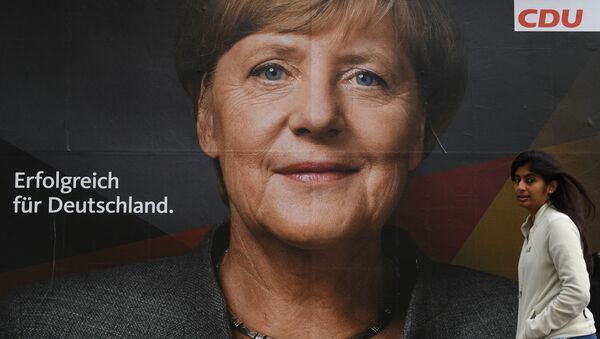 ملصق إعلاني للمستشارة الألمانية، زعيمة الاتحاد الديمقراطي المسيحي، أنجيلا ميركل في أحد شوارع برلين عشية الانتخابات البرلمانية في ألمانيا - سبوتنيك عربي