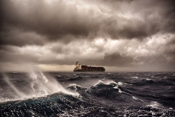 سفينة بضائع في البحر المتوسط تبحر خلال عاصفة رعدية على بعد 20 ميلا بحريا من مالطا 24 سبتمبر/ أيلول 2017 - سبوتنيك عربي
