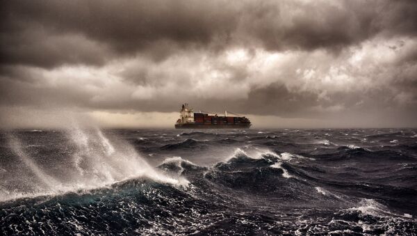 سفينة بضائع في البحر المتوسط تبحر خلال عاصفة رعدية على بعد 20 ميلا بحريا من مالطا 24 سبتمبر/ أيلول 2017 - سبوتنيك عربي