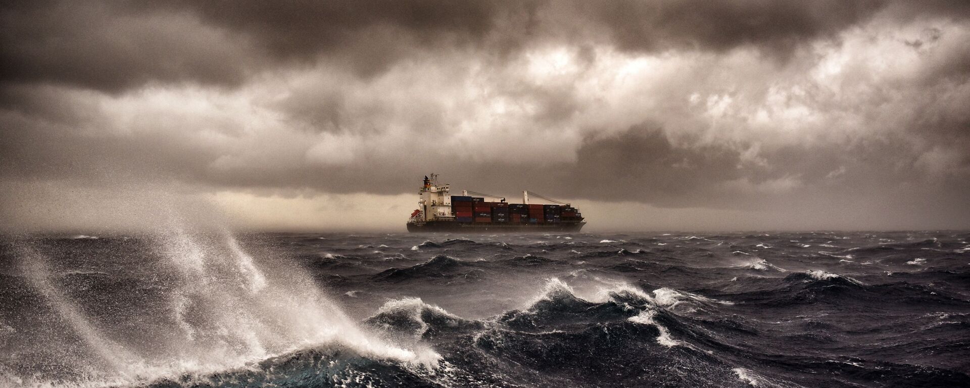 سفينة بضائع في البحر المتوسط تبحر خلال عاصفة رعدية على بعد 20 ميلا بحريا من مالطا 24 سبتمبر/ أيلول 2017 - سبوتنيك عربي, 1920, 19.12.2020