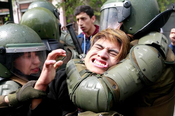 اعتقال أحد المتظاهرين خلال مسيرة تطالب بإدخال تعديلات في نظام التعليم في سانتياغو، تشيلي 27 سبتمبر/ أيلول 2017 - سبوتنيك عربي