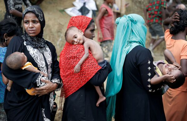 لاجئو الروهينغا ينتظرون لتلقي المساعدات في مدينة بازار كوكس، بنغلاديش 24 سبتمبر/ أيلول 2017 - سبوتنيك عربي
