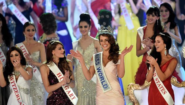 Rolene Strauss of South Africa (C) is crowned Miss World 2014 at the ExCel Centre in east London, December 14, 2014 - سبوتنيك عربي