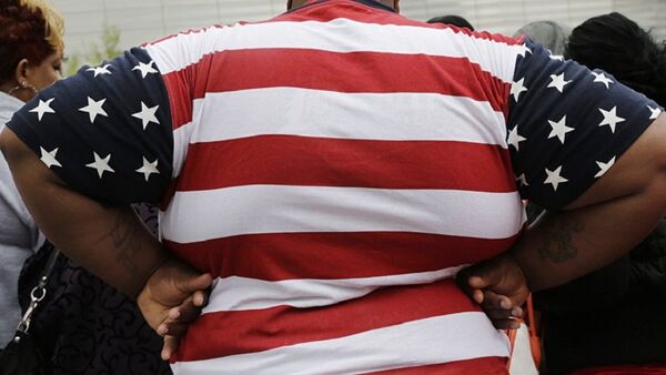 شخص مصاب بالسمنة يلبس رداء العلم الأمريكي - سبوتنيك عربي