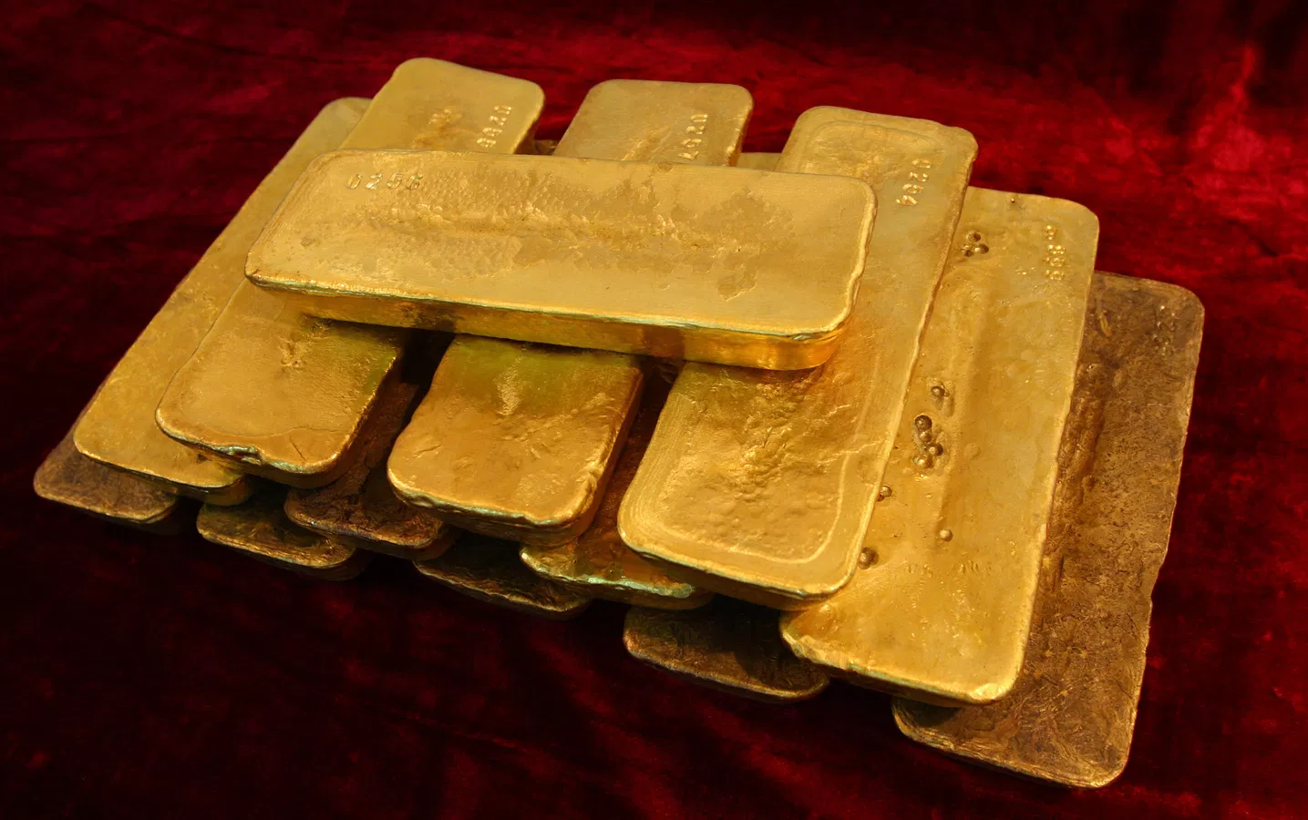 سعر الذهب عيار 24 انخفض لـ235.92 ريال والأونصة وصلت 7337 ريالًا