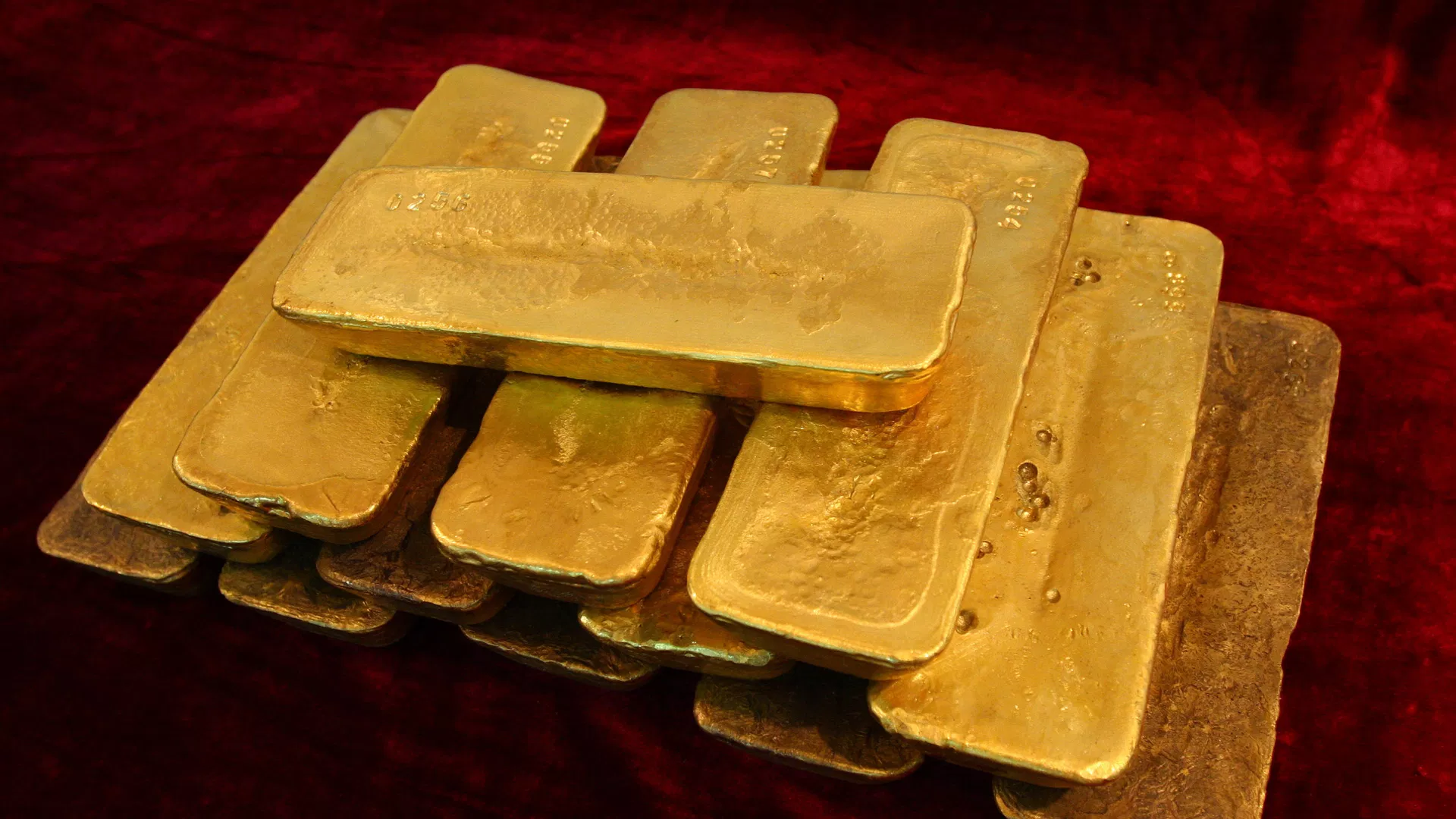 الذهب انخفض إلى 1906 دولارات للأوقية والدولار يقفز مقابل 6 عملات