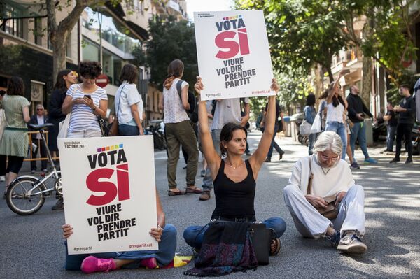يدعو مؤيدو استقلال كاتالونيا إلى النزول إلى شوارع برشلونة ومدن أخرى احتجاجا على تصرفات السلطات الإسبانية - سبوتنيك عربي