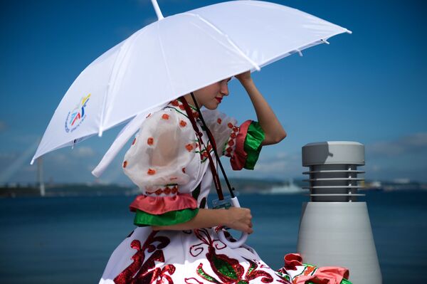 الفتاة مع مظلة على ساحل أياكس في فلاديفوستوك، روسيا - سبوتنيك عربي