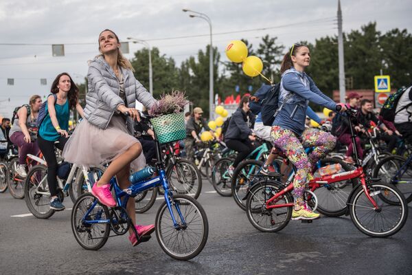 المشاركات في عرض دراجات الخريف في موسكو - سبوتنيك عربي