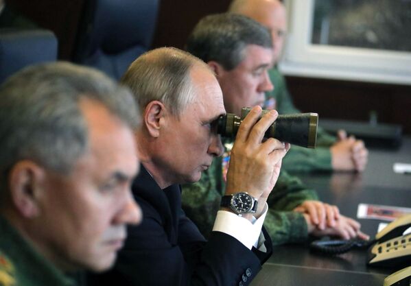 الرئيس فلاديمير بوتين يراقب التدريبات الاستراتيجية المشتركة بين روسيا وبيلاروس خلال مناورات زاباد 2017 في منطقة لينينغراد، روسيا، في 18 سبتمبر/أيلول 2017. - سبوتنيك عربي