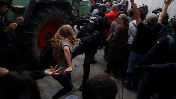 اشتباكات بين الشرطة الإسبانية وناخبين في كتالونيا - سبوتنيك عربي