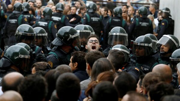الشرطة الإسبانية تمنع ناخبين في كتالونيا - سبوتنيك عربي