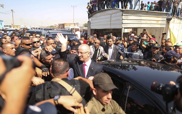 وصول وفد من المسؤولين من حركة فتح ورئيس الوزراء الفلسطيني رامي الحمدالله إلى مدينة غزة، قطاع غزة، فلسطين 2 أكتوبر/ تشرين الأول 2017 - سبوتنيك عربي