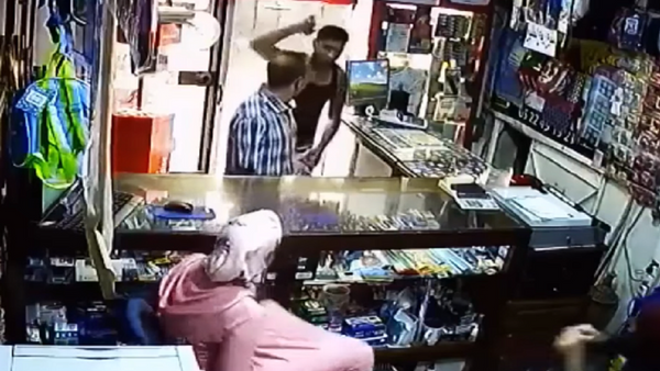 لص يقتحم محل تجاري ويهدد فتاتين بالسيف (فيديو) - سبوتنيك عربي