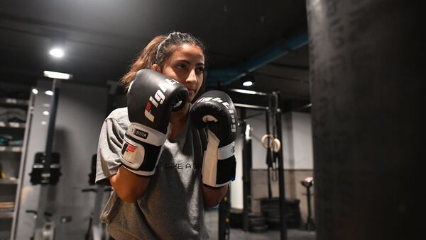 فتاة سعودية خلال تدريبات الملاكمة في نادي رياضي بمدينة جدة، المملكة العربية السعودية - سبوتنيك عربي