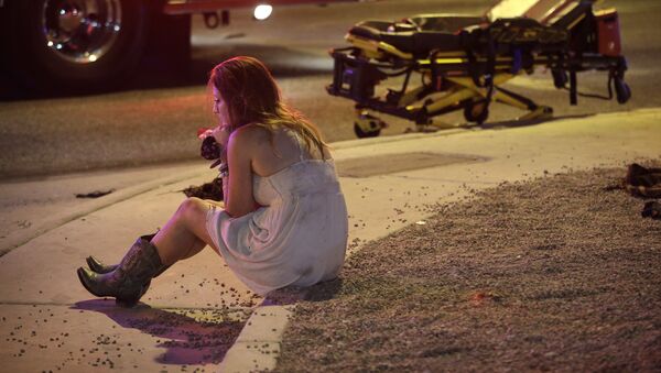 امرأة تجلس في مكان إطلاق النار في لاس فيغاس - سبوتنيك عربي