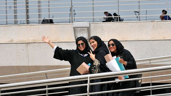 طالبات سعوديات خلال مؤتمر المعرض الدولي للتعليم العالي في الرياض، السعودية 19 ابريل/ نيسان 2011 - سبوتنيك عربي
