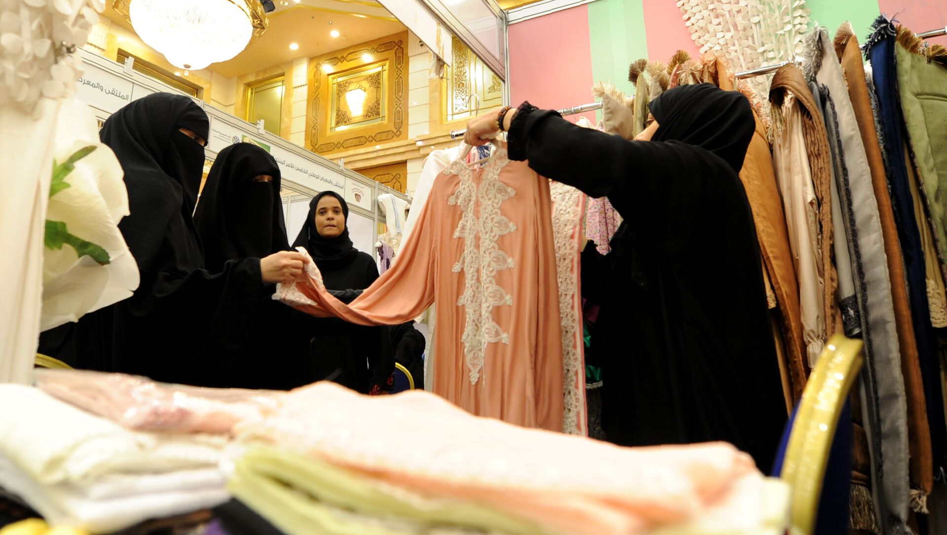 نساء سعوديات في متجر للأزياء التقليدية في منتجع ميناء البحر الأحمر، جدة، السعودية  20 يناير/ كانون الثاني 2016 - سبوتنيك عربي, 1920, 17.07.2021