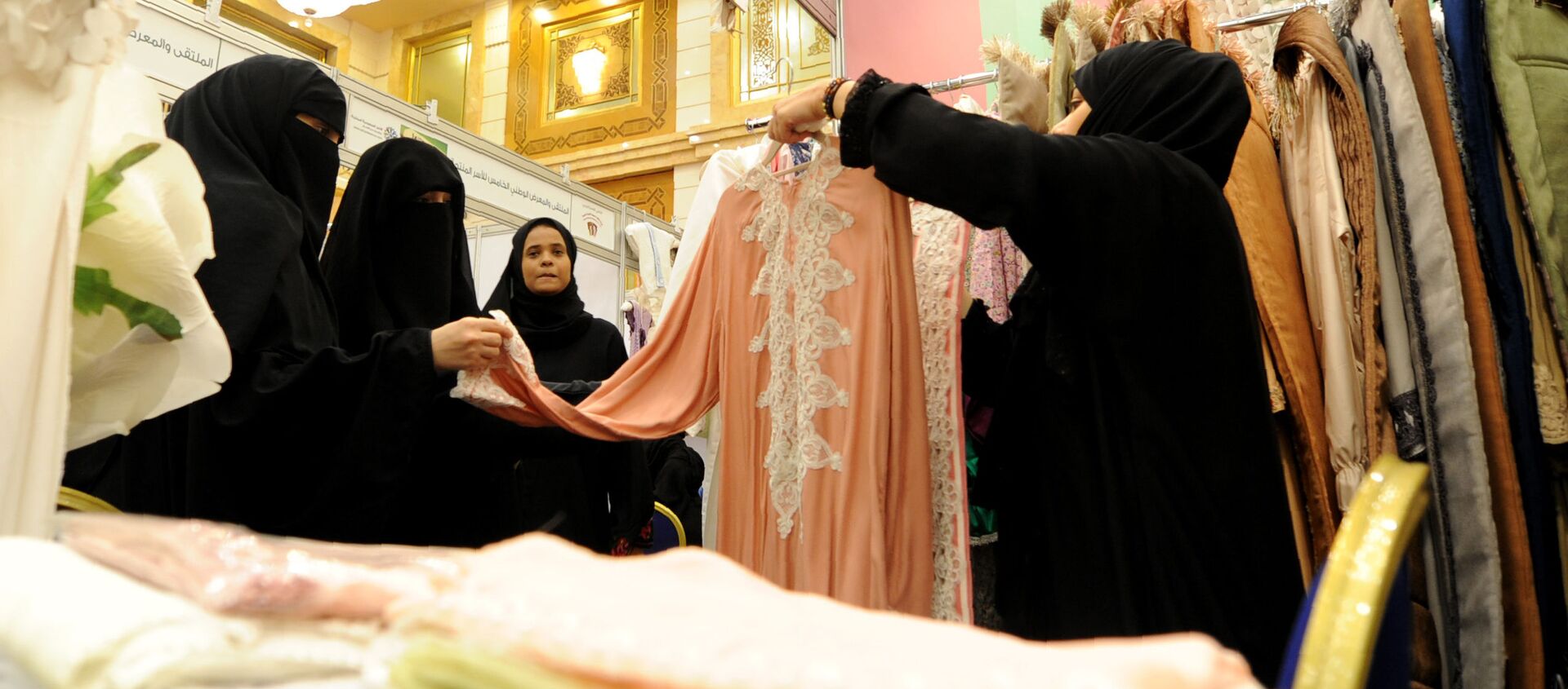 نساء سعوديات في متجر للأزياء التقليدية في منتجع ميناء البحر الأحمر، جدة، السعودية  20 يناير/ كانون الثاني 2016 - سبوتنيك عربي, 1920, 16.01.2021