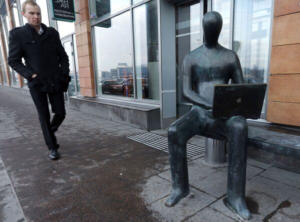 تمثال لإداري بالقرب من ضفة أبتكارسكايا، سان بطرسبورغ، روسيا - سبوتنيك عربي