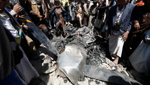 مواطنون في العاصمة صنعاء لسقوط طائرة استطلاع - سبوتنيك عربي