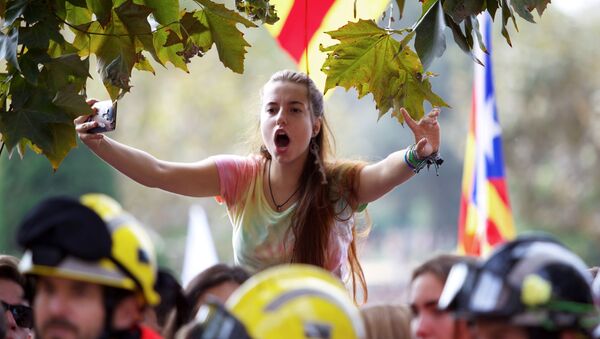 متظاهرون يخرجون لتأييد استفتاء كتالونيا في برشلونة - سبوتنيك عربي