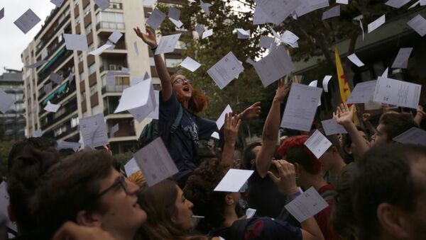 متظاهرون خرجوا لتأييد استفتاء كتالونيا في برشلونة - سبوتنيك عربي