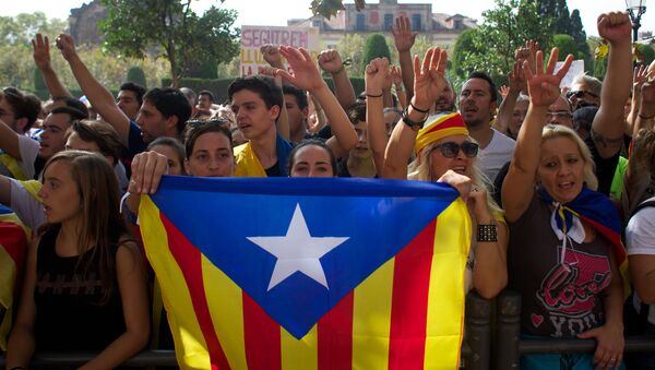 متظاهرون خرجوا لتأييد استفتاء كتالونيا في برشلونة - سبوتنيك عربي
