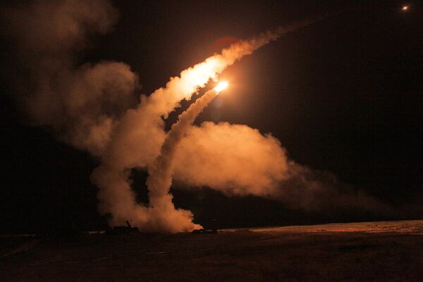 مناورات ليلية لإطلاق صواريخ لمنظومة إس-400 (تريومف) في الحقل العسكري أشولوك في أستراخانسكايا أوبلست، روسيا - سبوتنيك عربي