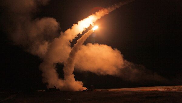   مناورات ليلية لإطلاق صواريخ لمنظومة إس-400 (تريومف) في الحقل العسكري أشولوك في أستراخانسكايا أوبلست، روسيا - سبوتنيك عربي