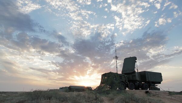 عمل محطة الرادار المحمولة على أرض موقع التدريبات في حقل أشولوك في أستراخانسكايا أوبلست، وذلك أثناء التدريبات التكتيكية لقوات الدفاع الجوي الروسية - سبوتنيك عربي