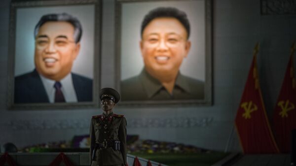 Портреты Ким Чен Ира и Ким Ир Сена в Пхеньяне - سبوتنيك عربي