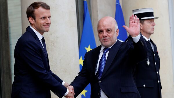 رئيس وزراء العراق حيدر العبادي مع الرئيس الفرنسي إيمانويل ماكرون - سبوتنيك عربي