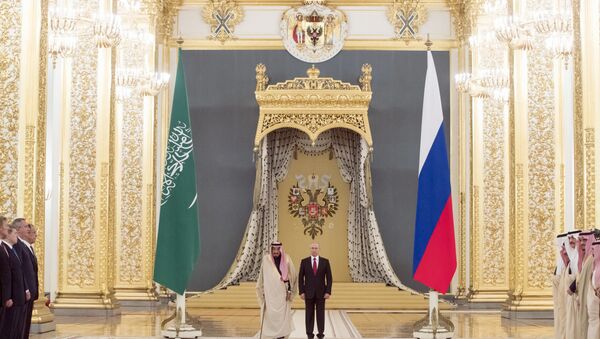 العاهل السعودي الملك سلمان بن عبد العزيز آل سعود والرئيس الروسي فلاديمير بوتين في قصر الكرملين، موسكو، روسيا - سبوتنيك عربي