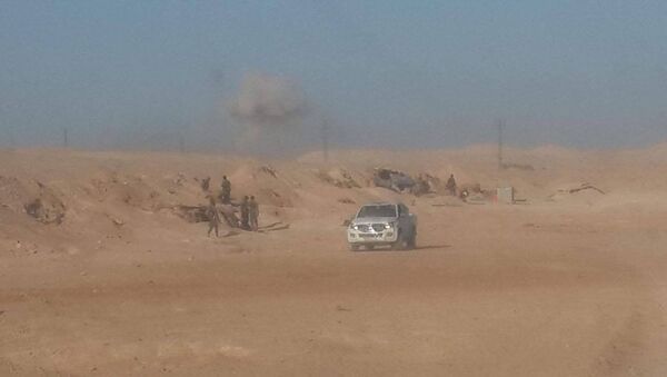 الجيش السوري يوسع دائرة الآمان حول طريق السخنة منعا للخروقات - سبوتنيك عربي