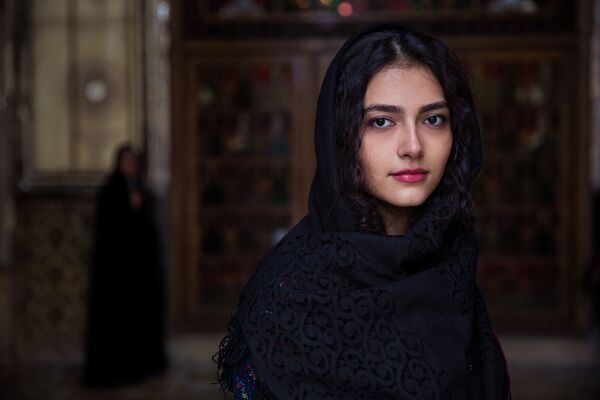 كتاب أطلس الجمال (The Atlas of Beauty) - صورة لفتاة تدعى محصي من إيران - سبوتنيك عربي