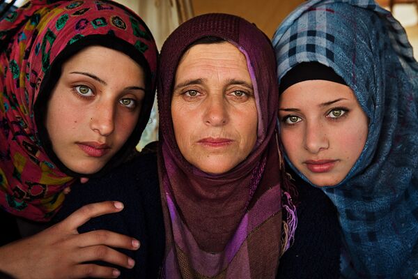 كتاب أطلس الجمال (The Atlas of Beauty) - صورة لنساء سوريات في مخيم للاجئين - سبوتنيك عربي