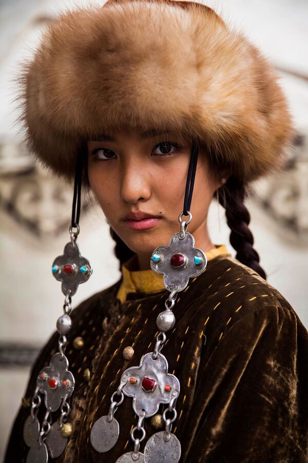 كتاب أطلس الجمال (The Atlas of Beauty) - صورة لفتاة من قرغيزستان - سبوتنيك عربي