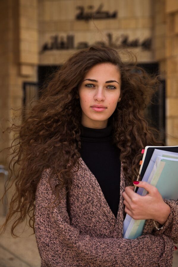 كتاب أطلس الجمال (The Atlas of Beauty) - صورة لفتاة تدعى أمل من فلسطين - سبوتنيك عربي