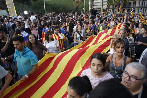 المشاركون في مظاهرة لتأييد استفتاء كتالونيا في برشلونة - سبوتنيك عربي