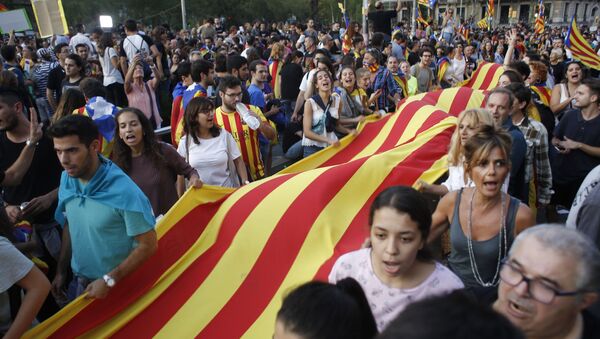 المشاركون في مظاهرة لتأييد استفتاء كتالونيا في برشلونة - سبوتنيك عربي