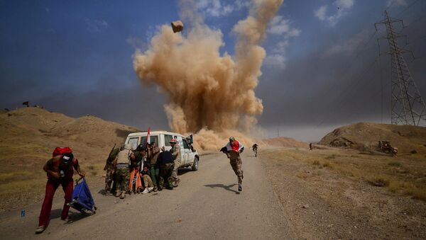 قوات الحشد الشعبي يركضون أثناء سقوط قذيفة في ضواحي الحويجة، العراق 30 سبتمبر/ أيلول 2017 - سبوتنيك عربي