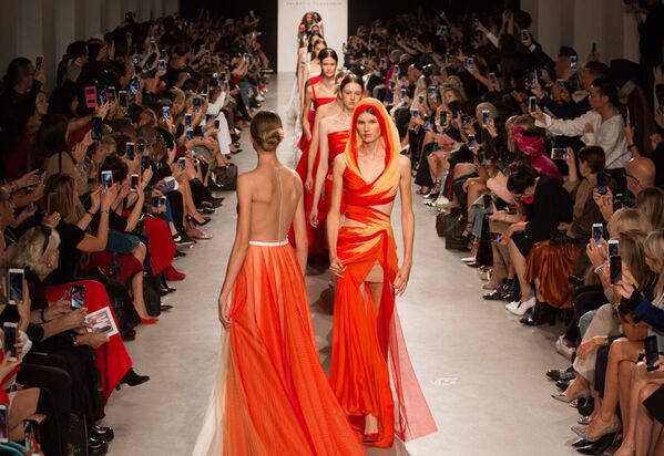 عرض مجموعة أزياء من تصميم الروسي فالنتين يوداشكين خلال أسبوع الموضة في باريس، فرنسا - سبوتنيك عربي
