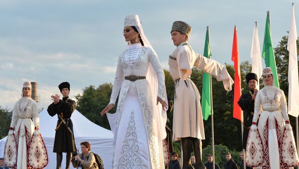 أداء المشاركين في فرقة الرقص التراثي آلان في حفل افتتاح المهرجان الثامن للثقافة والرياضة لشعوب القوقاز في فلاديكافكاز - سبوتنيك عربي