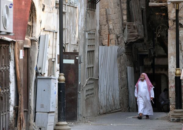 رجل يمر في إحدى شوارع مدينة الجدة، المملكة العربية السعودية - سبوتنيك عربي