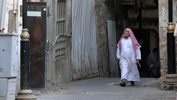 رجل يمر في إحدى شوارع مدينة الجدة، المملكة العربية السعودية - سبوتنيك عربي