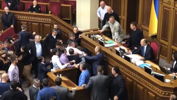 فيديو لعراك في البرلمان الأوكراني أثارها النائب البرلماني يوري ليفتشينكو - سبوتنيك عربي
