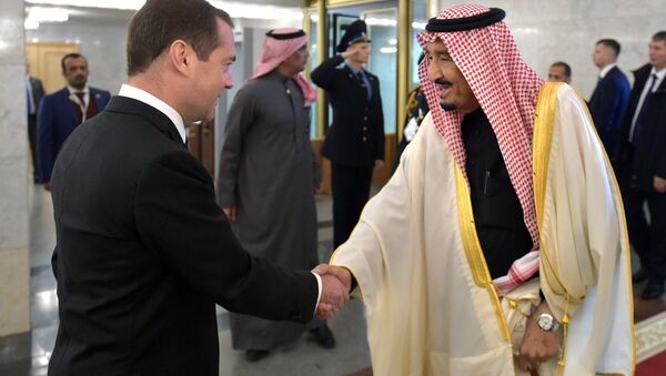 العاهل السعودية الملك سلمان بن عبدالعزيز آل سعود ورئيس الوزراء الروسي دميتري مدفيديف، موسكو، روسيا - سبوتنيك عربي