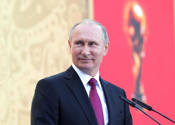الرئيس الروسي فلاديمير بوتين خلال حضوره مراسم انطلاق جولة بطولة كأس العالم لكرة القدم 2018 في ملعب لوجنيكي الأولمبي في موسكو - سبوتنيك عربي